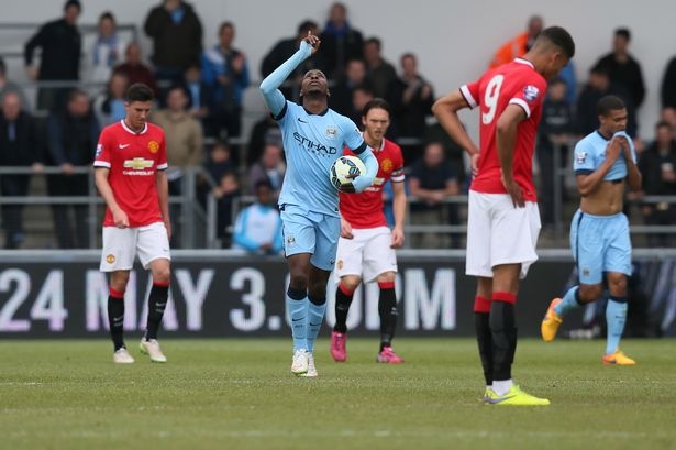 Cau thu 17 tuoi cua Man City solo ghi ban vao luoi U21 M.U hinh anh