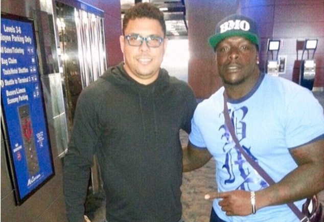 Cau thu nang 100 kg khoe anh chup cung Ronaldo hinh anh