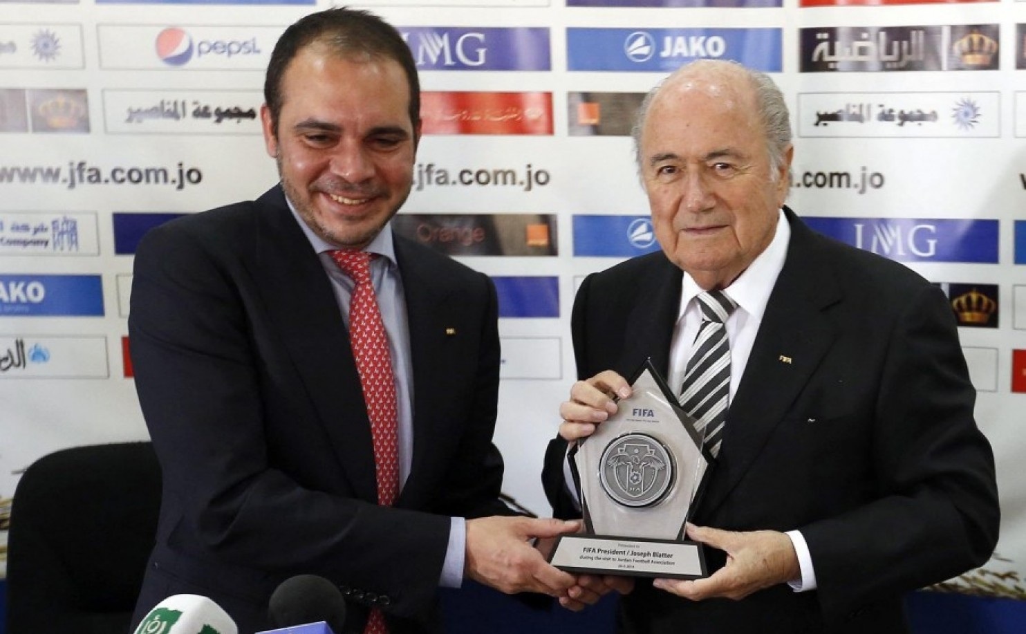 UEFA keu goi hoan bau cu chu tich FIFA hinh anh