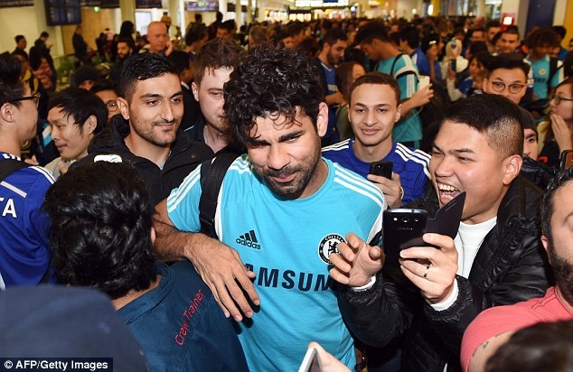 Cac ngoi sao Chelsea bi vay kin khi den Australia hinh anh