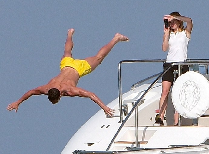 Ronaldo bay nguoi choi dua tren du thuyen hang sang hinh anh