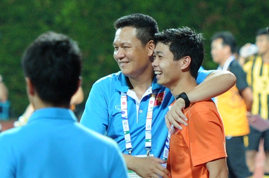 Cong Phuong cuoi man nguyen sau tran cau thang hoa hinh anh