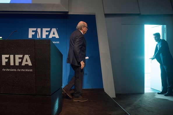 Tai sao Sepp Blatter tu chuc Chu tich FIFA? hinh anh