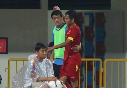 Cau thu U23 nhap vien ngay cuoi hiep 1 tran Viet Nam - Lao hinh anh