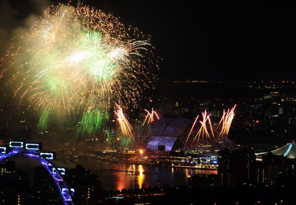 màn bắn pháo hoa rực rỡ. Đài lửa được làm mô phỏng theo cấu trúc xoắn của ADN với 11 khúc, đại diện cho 11 quốc gia tham dự SEA Games 28.