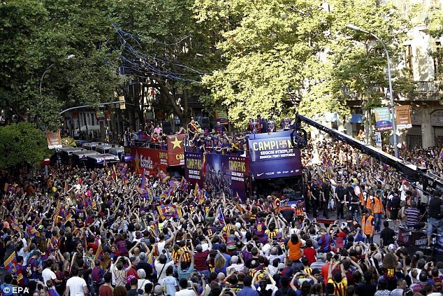 Hang nghin fan chuc mung Barca trong mua an ba hinh anh