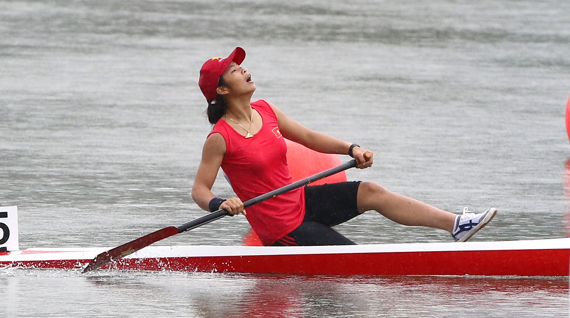 VDV 16 tuoi cua VN no luc gianh HCV, lat thuyen o dich hinh anh