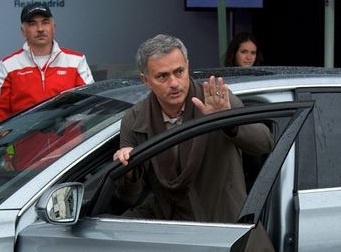 HLV Jose Mourinho bi cam lai xe trong 6 thang hinh anh