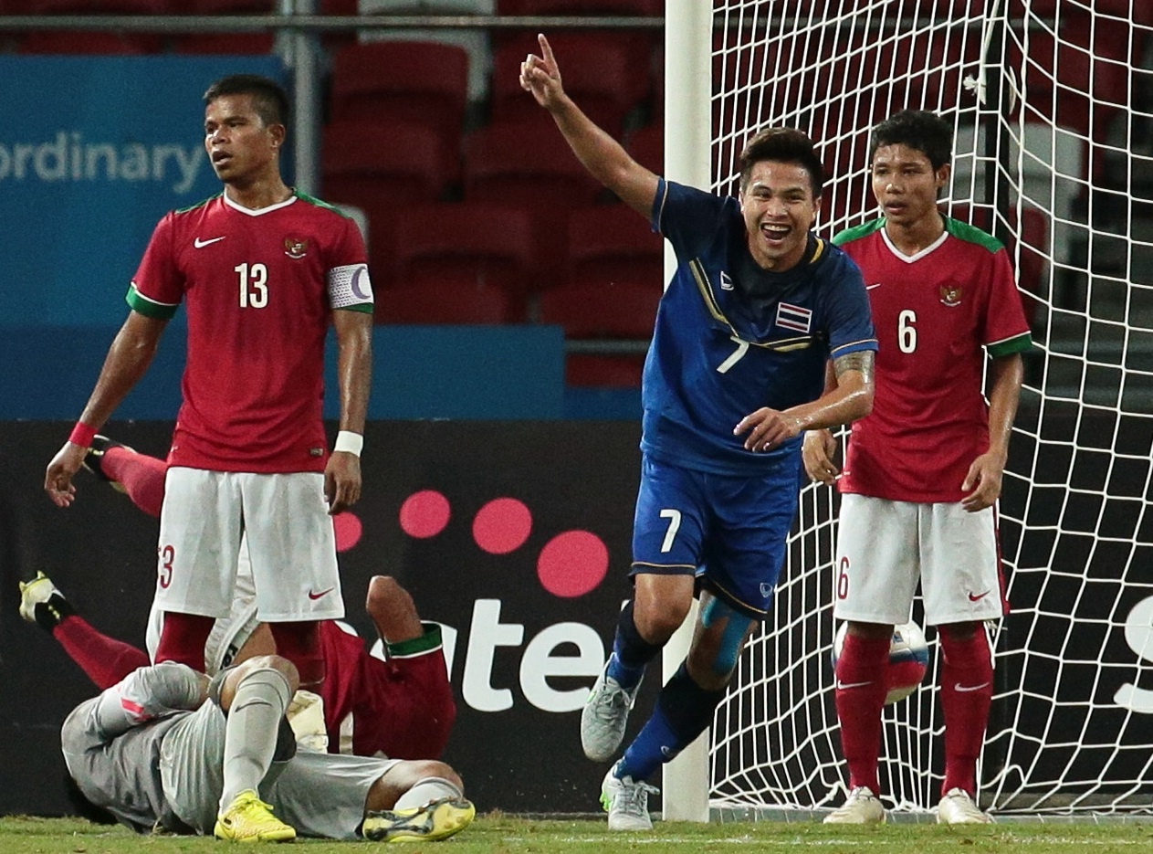 Ha Indonesia 5-0, U23 Thai Lan gap Myanmar o chung ket hinh anh