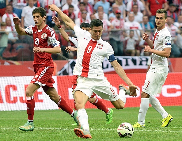 Robert Lewandowski lap hat-trick trong 4 phut cuoi tran hinh anh