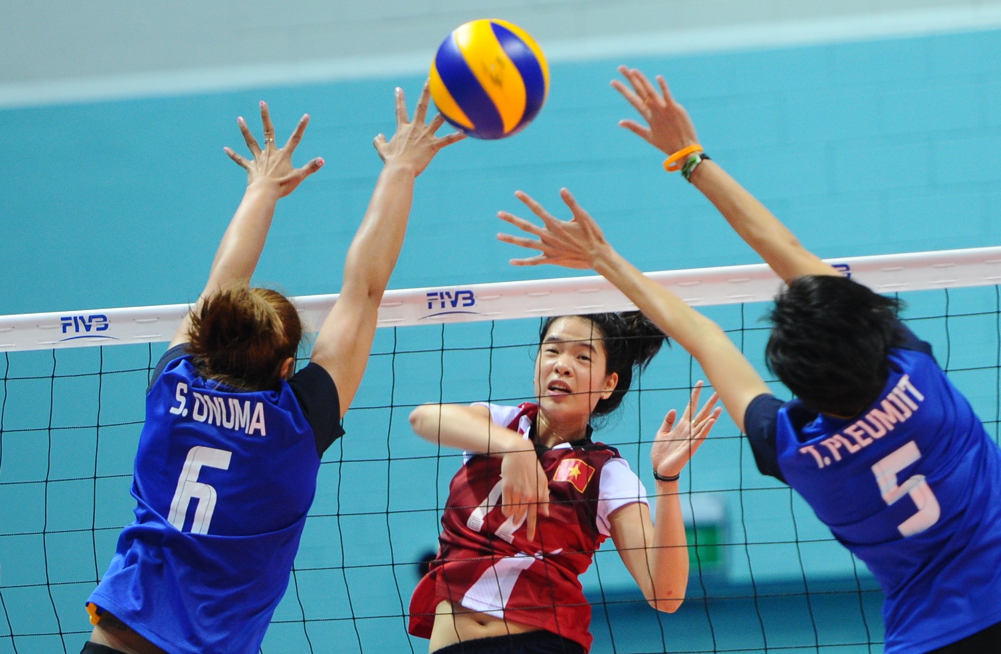 Hàng chắn đội bạn thoải mái bắt bài những pha dồn bóng ra biên của Linh Chi cho Thanh Thuý hoặc Ngọc Diễm và Đỗ Thị Minh. Việt Nam thua tiếp hiệp hai với tỷ số 18-25 với thế trận hoàn toàn giống hiệp đầu tiên.