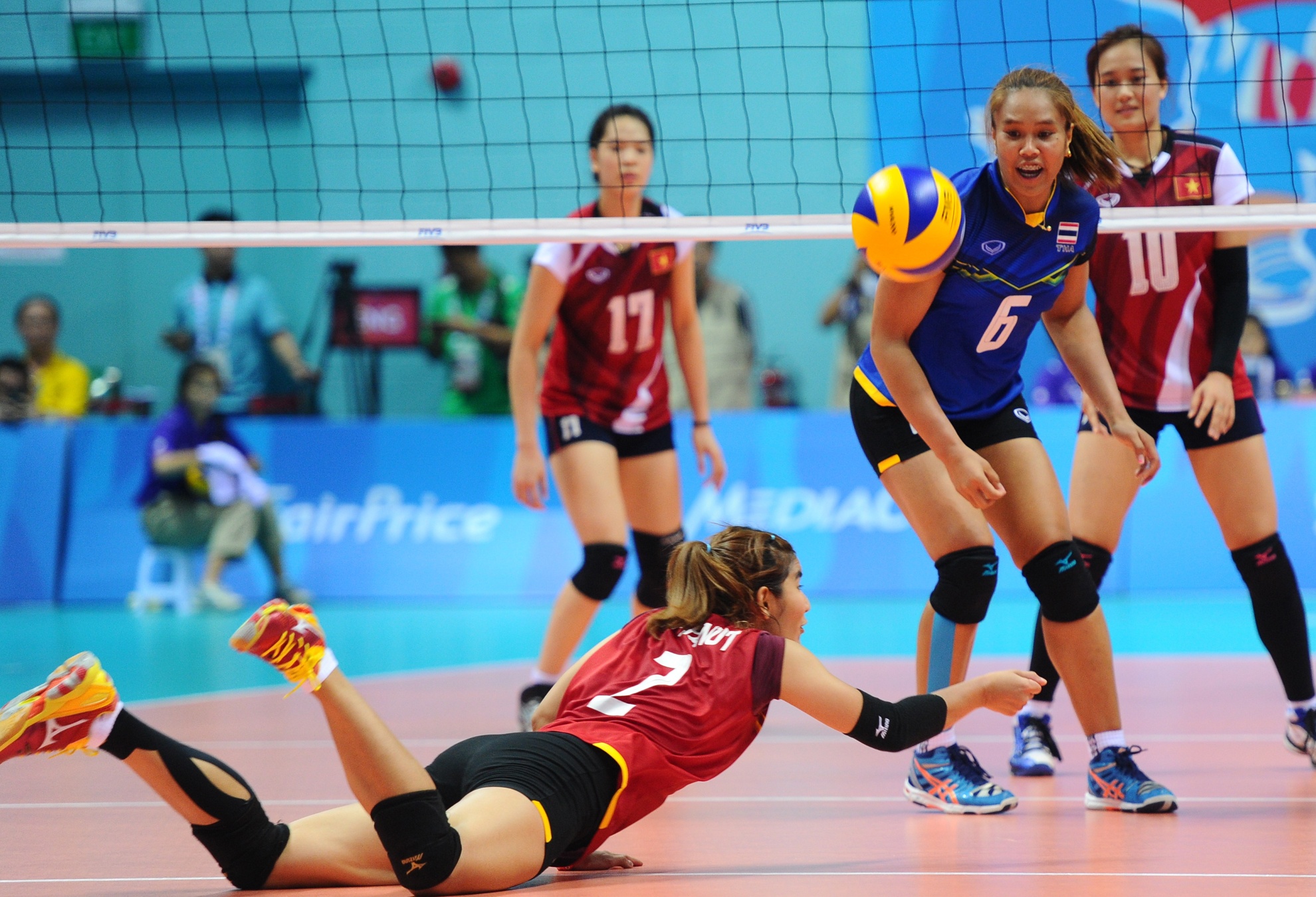 Càng thi đấu càng hưng phấn, Thái Lan không chỉ hay trong tấn công mà còn xuất sắc trong phòng ngự, hàng sau luôn bọc lót cứu bóng kín kẽ cho hàng trên.