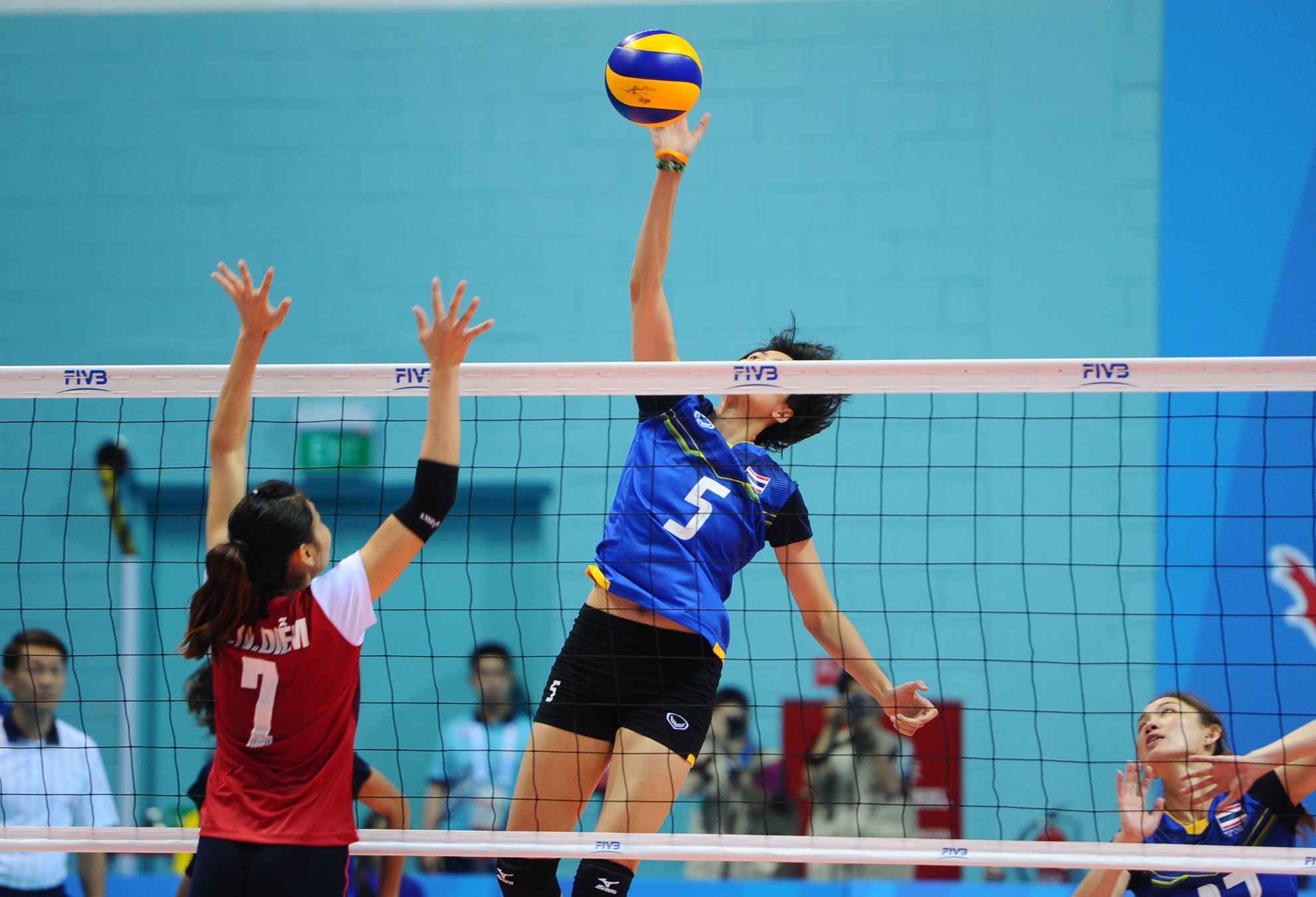 Phụ công số 5 Pleumjit là cầu thủ cũng từng sang Việt Nam đánh thuê một thời gian, cô không còn những pha đập giữa lưới nhanh như cắt tuy nhiên khả năng xử lý bóng trên lưới vẫn rất khéo léo và tinh tế.