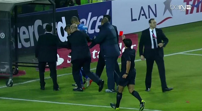 Trong tai duoi theo Neymar de phat the do hinh anh