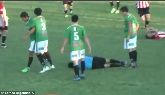 Trong tai nhap vien sau cu dam cua cau thu hinh anh