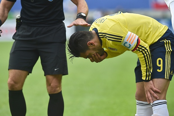 Falcao om mat an va khi cau thu Peru cham vao nguc hinh anh