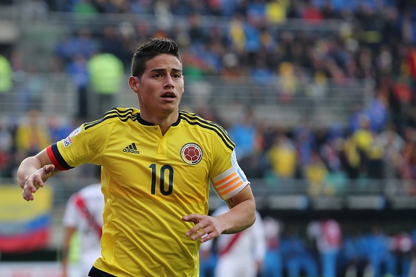 James Rodriguez danh cui cho vao mat cau thu Peru hinh anh