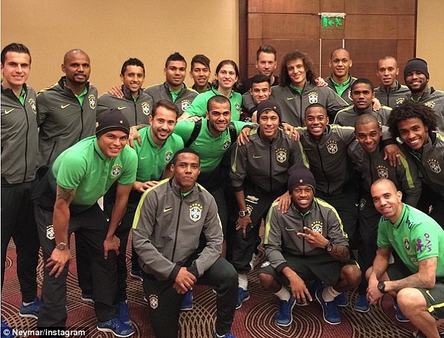 Neymar giai thich ly do khong o lai cung Brazil hinh anh