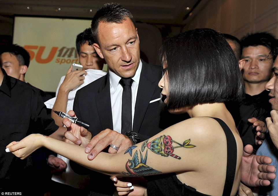 John Terry ky tang len canh tay fan nu hinh anh