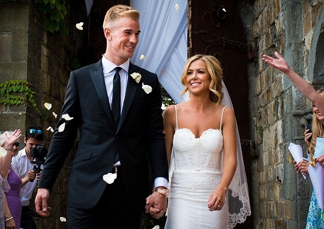 Thu mon Joe Hart dua nguoi dep Kimberly Crew ve dinh hinh anh