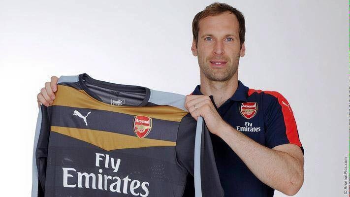 Chuyen nhuong 29/6: Arsenal chieu mo thanh cong Petr Cech hinh anh