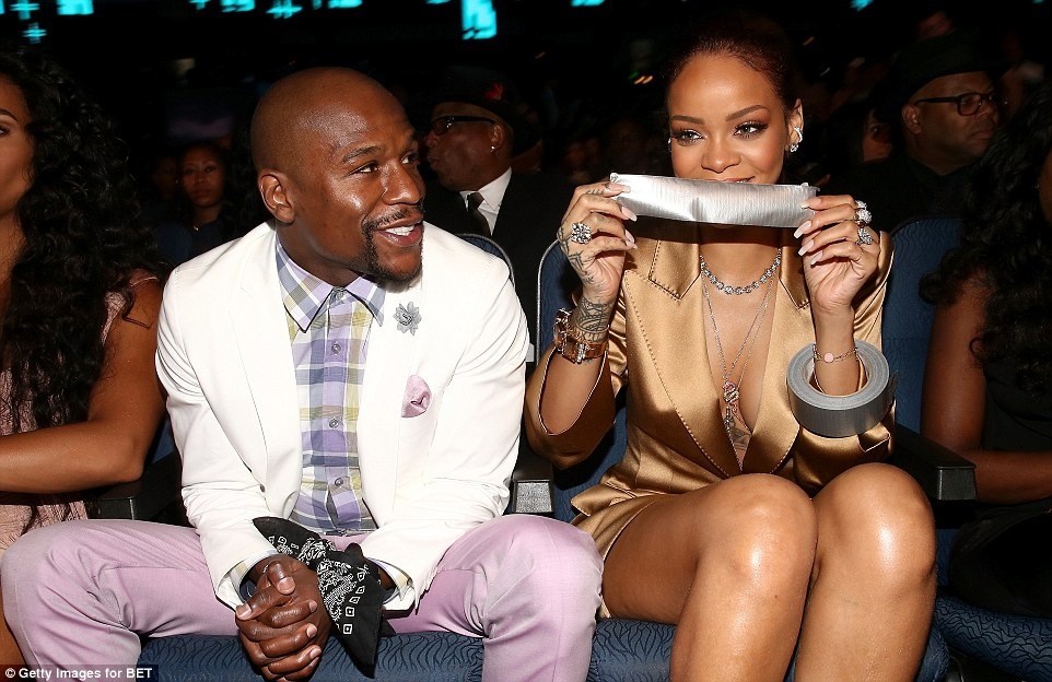 Rihanna buoc tay, bit mom 'doc co cau bai' Mayweather hinh anh
