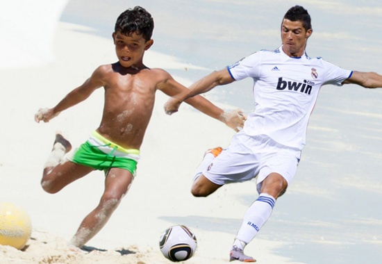 Con trai Ronaldo co dang choi bong giong het bo hinh anh