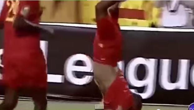 Cau thu di bang hai tay an mung ban thang hinh anh