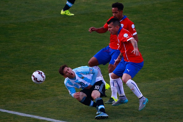 Messi bi cau thu Chile da thang vao bung hinh anh