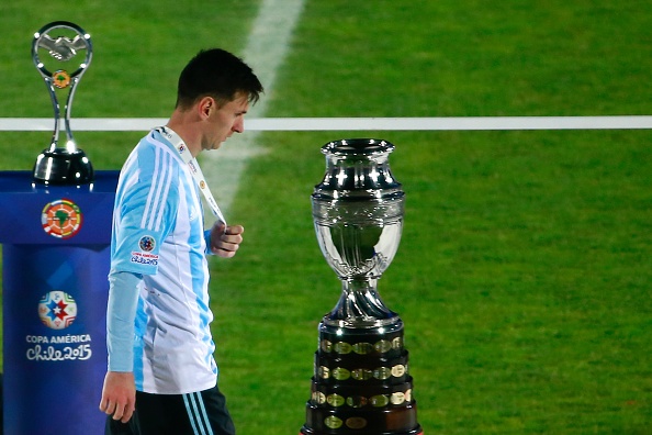 Messi tu choi nhan giai cau thu hay nhat Copa America hinh anh