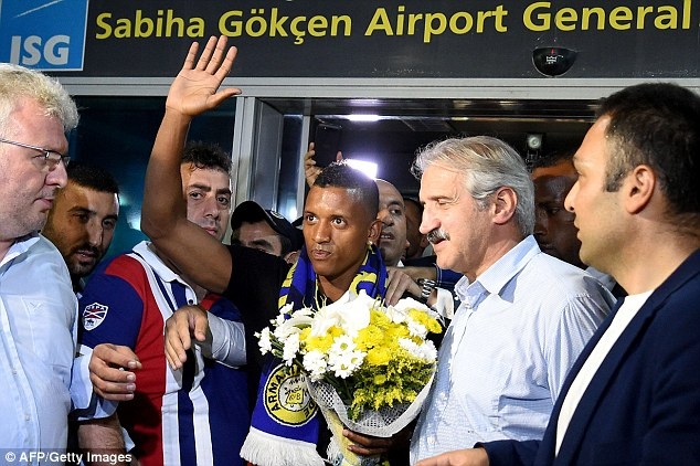 Hang tram CDV Fenerbahce chao don Nani tai Istanbul hinh anh