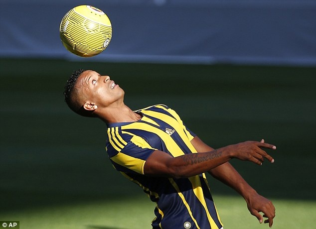 Nani pho dien ky thuat trong buoi ra mat CDV Fenerbahce hinh anh