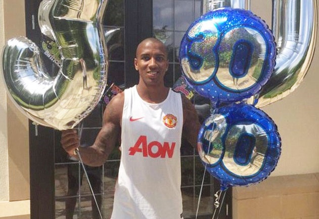 Ashley Young bat ngo truoc mon qua tu dong doi o M.U hinh anh