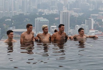 Dan sao Dortmund tam tren noc khach san cao 150 m hinh anh