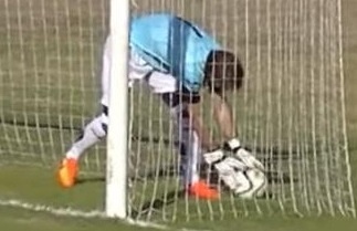 Thu mon Argentina nem bong thang vao luoi nha hinh anh