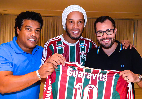 Ronaldinho tim duoc ben do moi hinh anh