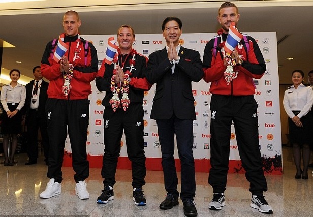 Arsenal toi Singapore, Liverpool do bo xuong Thai Lan hinh anh