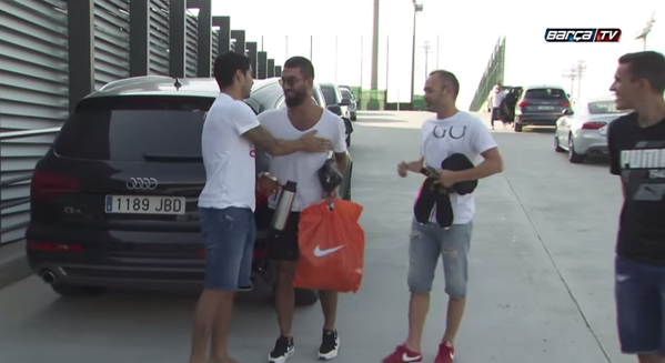 Iniesta va Luis Suarez chao don Turan trong ngay Barca hoi quan hinh anh