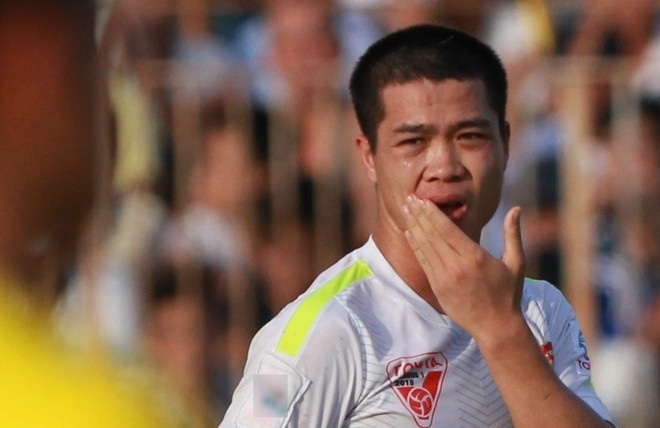 Cong Phuong sut hong 11 m, HAGL thua 0-4 hinh anh