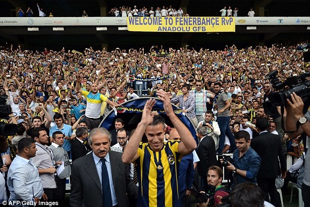 Hang van CDV Fenerbahce du le ra mat cua Van Persie hinh anh