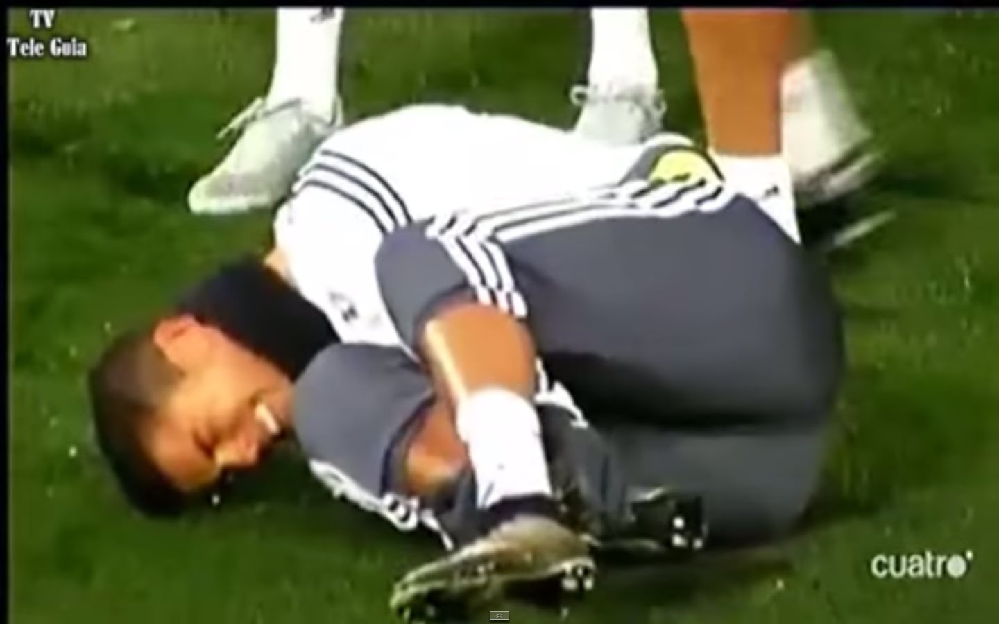 Ronaldo nam san sau cu tac bong nguy hiem cua Pepe hinh anh