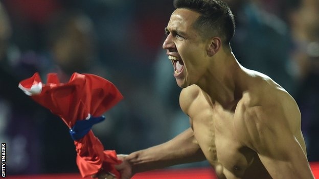 Sanchez khong du tran khai man NH Anh cung Arsenal hinh anh