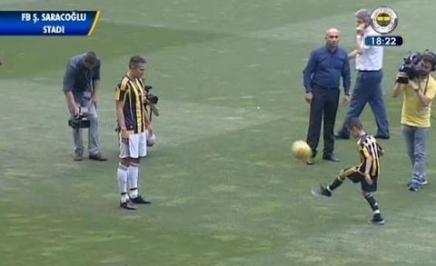 Persie va con trai pho dien ky thuat trong le ra mat CLB moi hinh anh