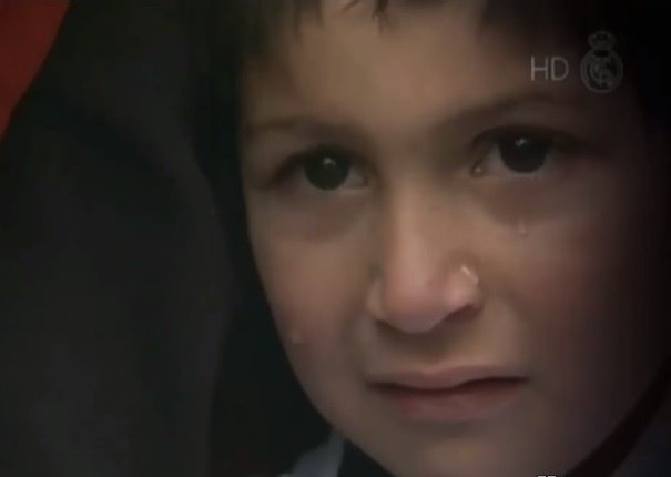 Fan nhi khoc nuc no vi duoc Ronaldo ky tang len ao dau hinh anh