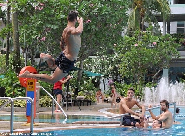 Cau thu Arsenal vui dua o be boi tai Singapore hinh anh