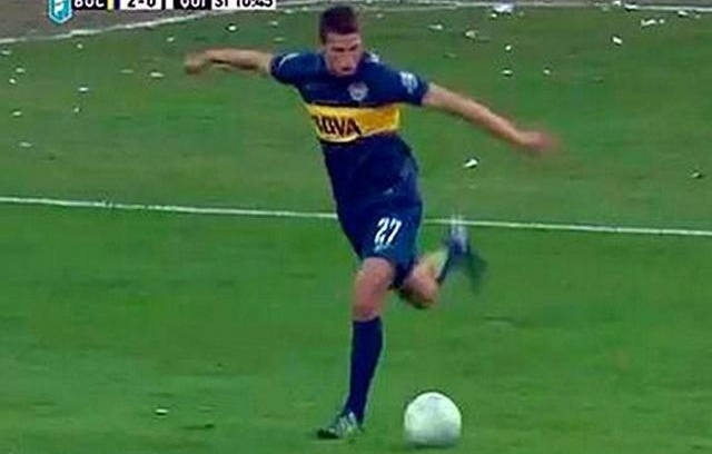 Cau thu Boca mung Tevez ra mat bang ban thang kieu rabona hinh anh