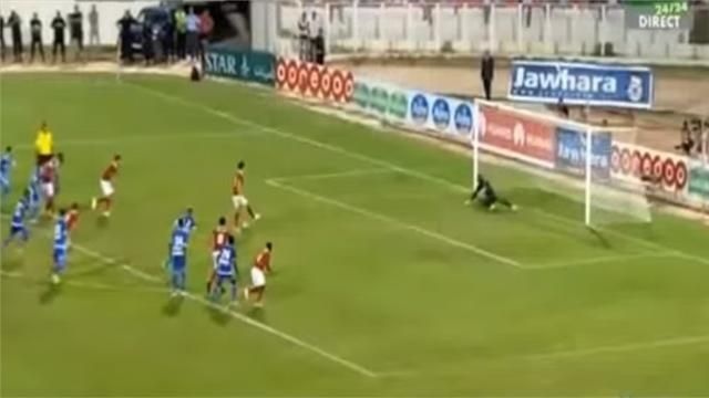Pha phoi hop da penalty tinh quai cua hai cau thu o Tunisia hinh anh