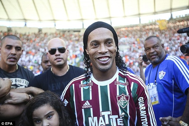 Hang van fan chao don Ronaldinho trong le ra mat CLB moi hinh anh