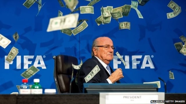 Dien vien nem tien vao nguoi Sepp Blatter phai hau toa hinh anh
