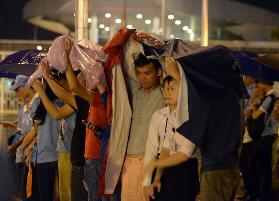 Fan doi mua tam ta cho don Man City trong bong toi hinh anh